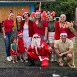 Pessoas reunidas para um evento de caridade natalino